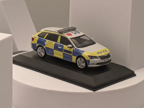 🇫🇷 Autocollant des services d'urgence pour les modèles Skoda Superb Combi (3e génération)