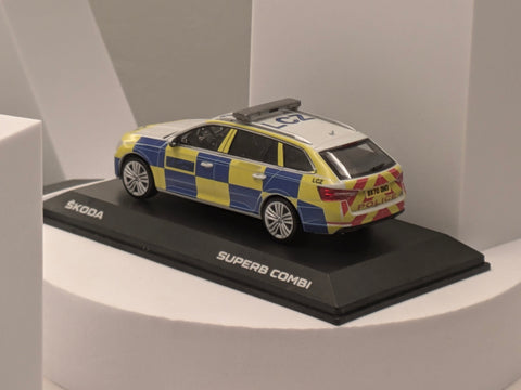 🇫🇷 Autocollant des services d'urgence pour les modèles Skoda Superb Combi (3e génération)